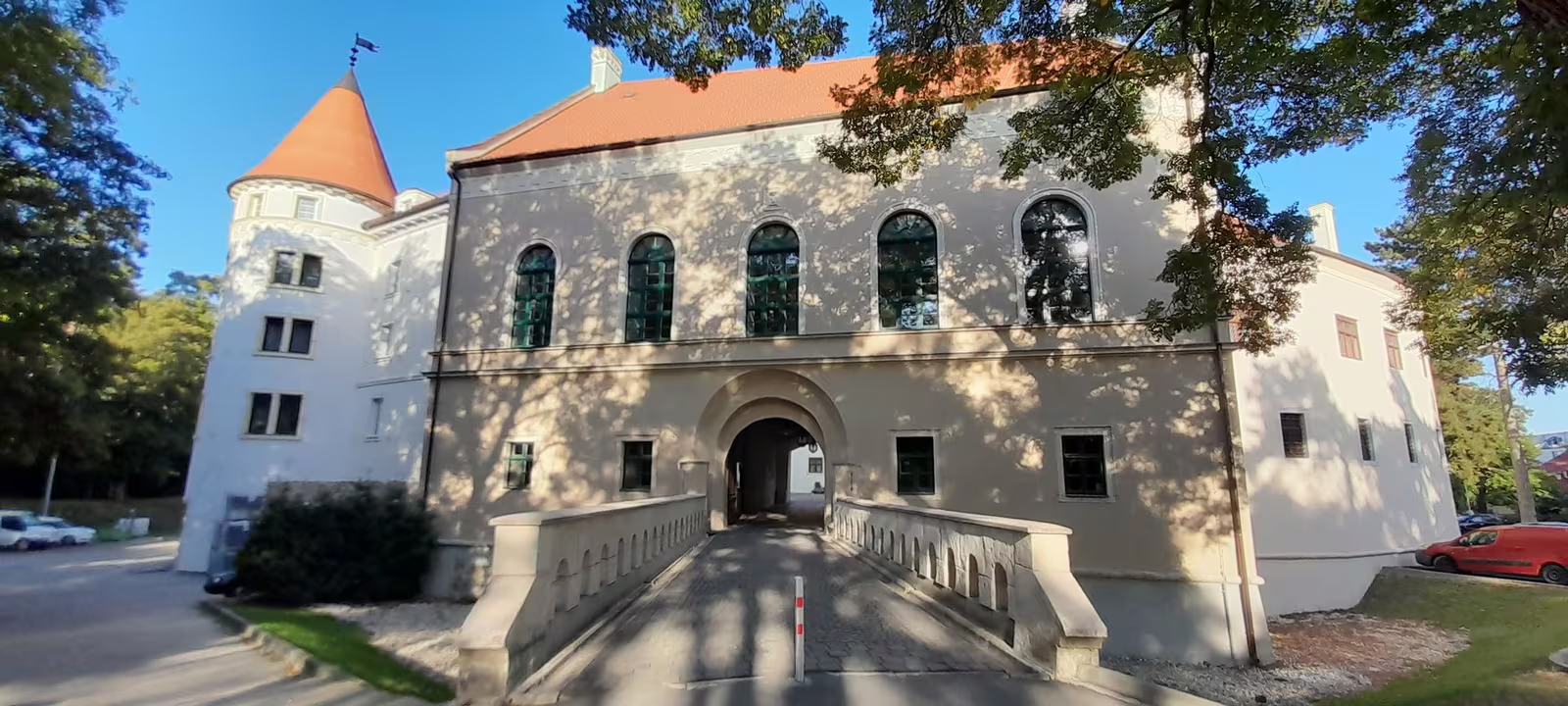 Pezinský zámok — image 1