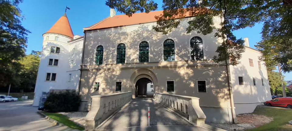 Pezinský zámok — image 1